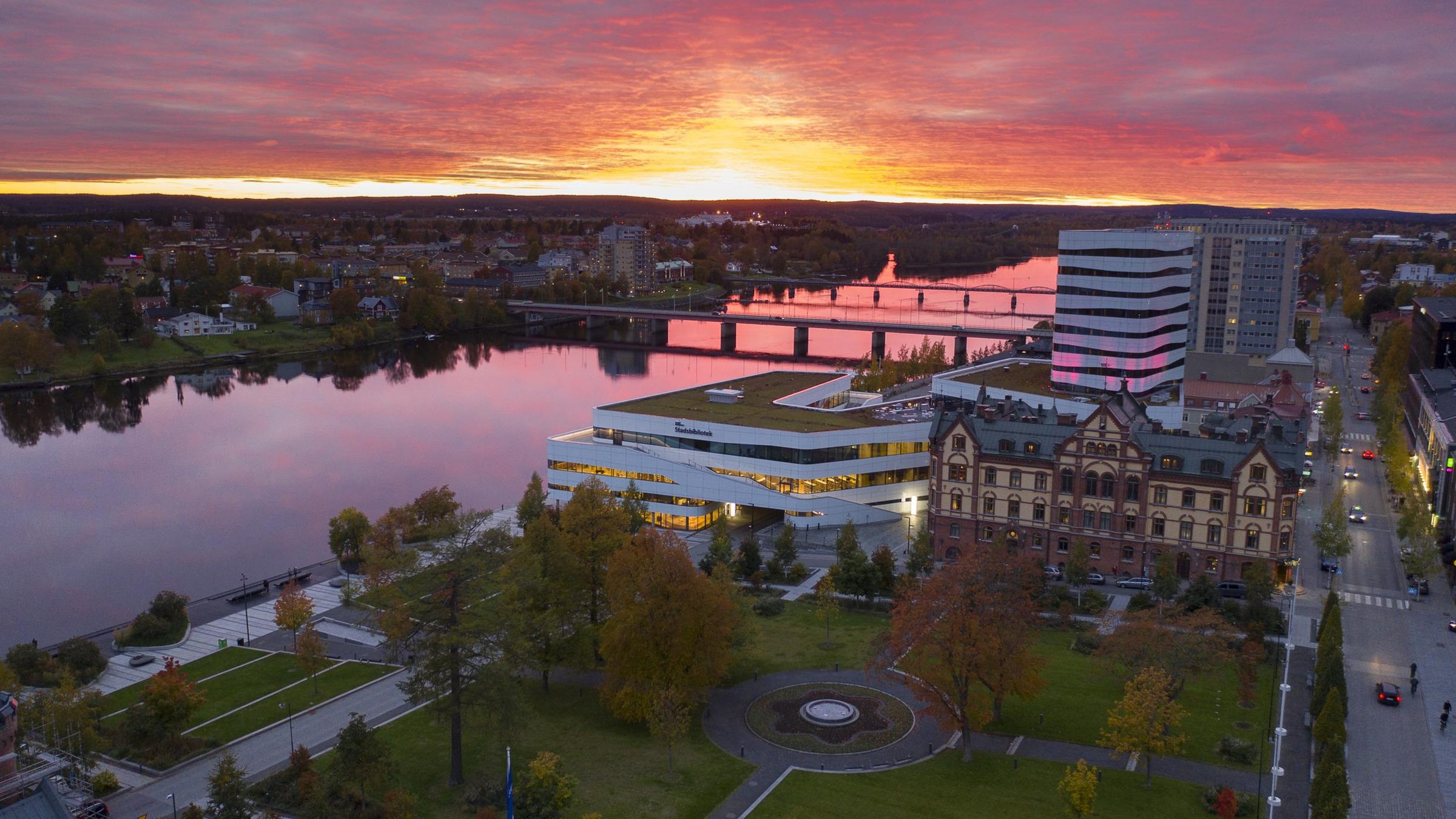 Umeå i kvällsljus